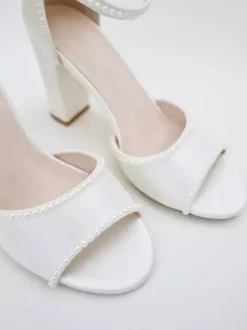 Chaussures de mariage à talons épais Chaussures de mariée à bout ouvert avec perles blanches
