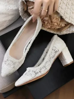 Chaussures de mariée en dentelle à talon compensé et bout pointu à enfiler