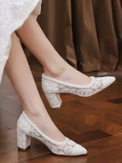 Chaussures de mariée en dentelle à talon compensé et bout pointu à enfiler
