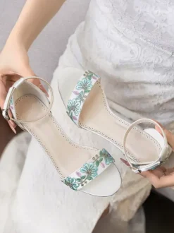 Chaussures de mariée ivoire à bout ouvert et talon compensé brodées de fleurs