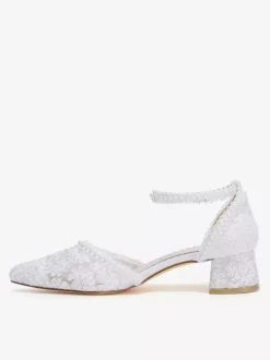 Chaussures de mariée ivoire à bout pointu talon compensé et bride cheville ornées de dentelle.