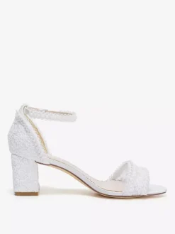 Chaussures de mariée ivoire à bout ouvert et talon compensé ornées de dentelle.