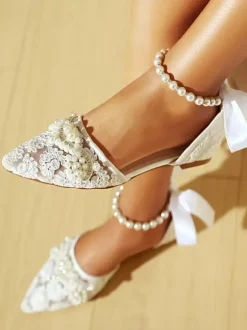 Chaussures de mariée plates en dentelle à bout pointu et strass avec bride à la cheville