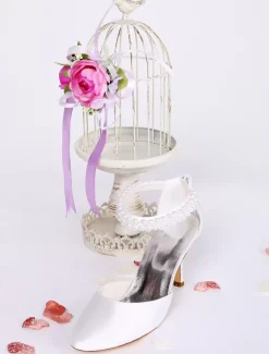 Chaussures de mariée talon bas bout pointu boucle réglable