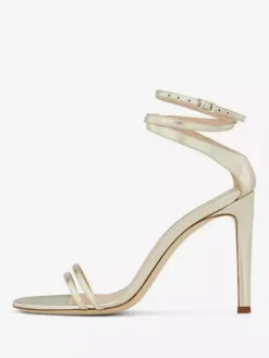 Chaussures de soirée dorées à talons hauts bout ouvert et bride cheville pour bal de promo