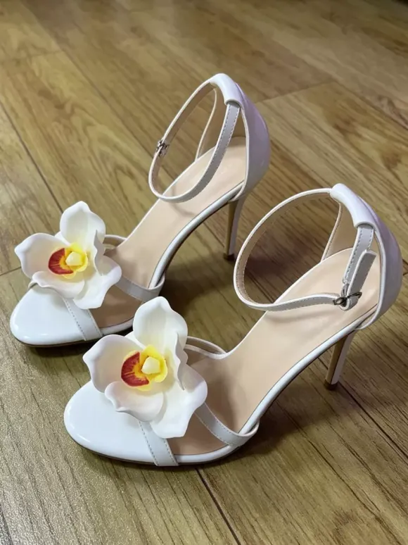 Chaussures de soirée en satin pour femmes bout ouvert détails floraux talons hauts