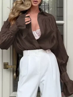 Chemise marron pour femme col rabattu manches longues plissée et boutonnée style décontracté.