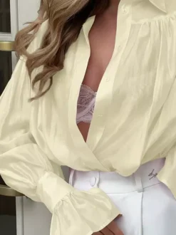 Chemise marron pour femme col rabattu manches longues plissée et boutonnée style décontracté.