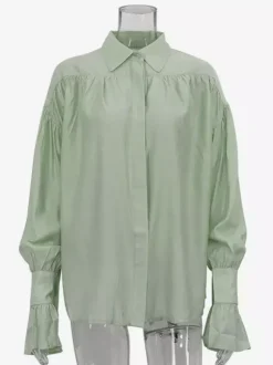 Chemise marron pour femme col rabattu manches longues plissée et boutonnée style décontracté.