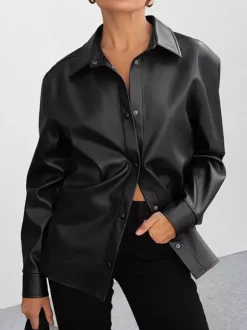 Chemise en similicuir pour femme style surchemise boutonnée - Haut minimaliste à col et manches longues - Look streetwear oversize collection printemps 2026
