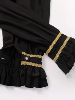 Chemise noire à manches longues et col montant à volants style gothique vintage