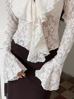 Chemisier en dentelle florale transparente pour femme - Haut blanc élégant à col en V et manches cloche - Collection Coquette Fairycore Printemps 2026