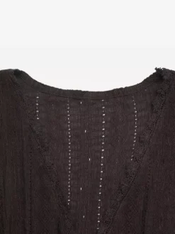 Chemisier texturé à col V dentelle festonnée et volants manches courtes et basque pour femme