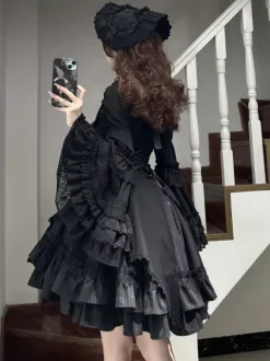 Chemisiers gothiques Lolita noirs à manches longues haut Lolita à volants et dentelle