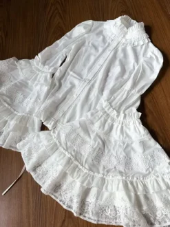 Chemisiers gothiques Lolita noirs à manches longues haut Lolita à volants et dentelle