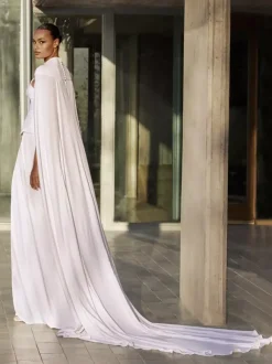 Châle de mariée ivoire sans manches avec décolleté et boutons en tissu satiné