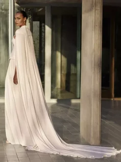 Châle de mariée ivoire sans manches avec décolleté et boutons en tissu satiné