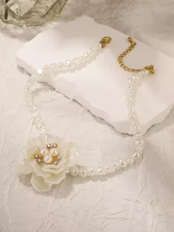 Collier ras du cou camélia et perles pour femme 2026