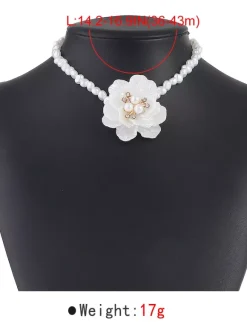 Collier ras du cou camélia et perles pour femme 2026