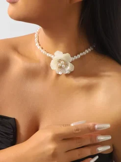 Collier ras du cou camélia et perles pour femme 2026