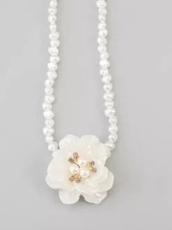 Collier ras du cou camélia et perles pour femme 2026