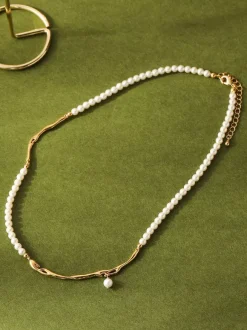 Collier ras du cou en chaîne dorée torsadée irrégulière avec pendentif perle minuscule et rallonge ajustable