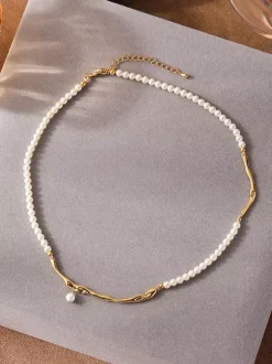 Collier ras du cou en chaîne dorée torsadée irrégulière avec pendentif perle minuscule et rallonge ajustable