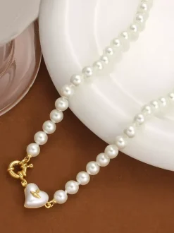 Collier ras du cou en perles blanches fines pendentif en forme de c艙ur fermoir doré bijou délicat à porter au quotidien.