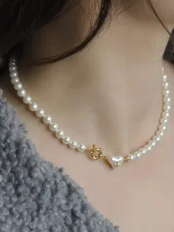 Collier ras du cou en perles blanches fines pendentif en forme de c艙ur fermoir doré bijou délicat à porter au quotidien.