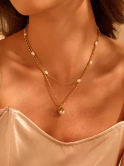 Collier élégant à double rang de perles plaqué or à porter au quotidien et à superposer.