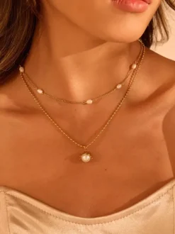 Collier élégant à double rang de perles plaqué or à porter au quotidien et à superposer.
