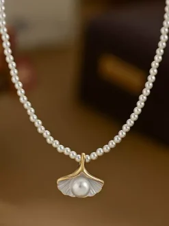 Collier élégant pour femme avec pendentif feuille de ginkgo vintage fin rang de perles et chaîne élégante.