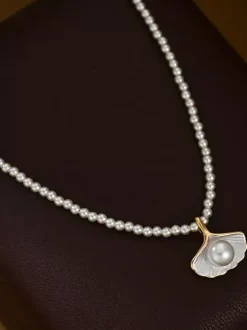 Collier élégant pour femme avec pendentif feuille de ginkgo vintage fin rang de perles et chaîne élégante.
