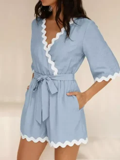 Combinaison bleue à col V manches courtes sans bretelles en viscose coupe droite idéale pour l'été.
