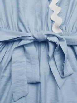 Combinaison bleue à col V manches courtes sans bretelles en viscose coupe droite idéale pour l'été.
