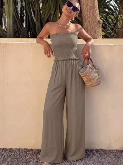 Combinaison bustier taupe unie à volants buste smocké taille haute élastique jambes larges style décontracté idéale pour les vacances.
