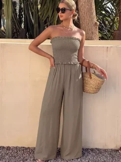 Combinaison bustier taupe unie à volants buste smocké taille haute élastique jambes larges style décontracté idéale pour les vacances.