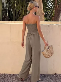 Combinaison bustier taupe unie à volants buste smocké taille haute élastique jambes larges style décontracté idéale pour les vacances.