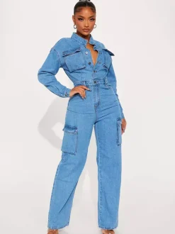 Combinaison cargo en jean pour femme - Combinaison-short en jean bleu clair style utilitaire à poches accordéon et jambes larges - Collection printemps streetwear 2026