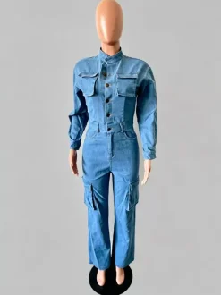 Combinaison cargo en jean pour femme - Combinaison-short en jean bleu clair style utilitaire à poches accordéon et jambes larges - Collection printemps streetwear 2026