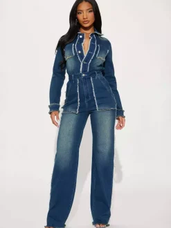 Combinaison en jean à bords effilochés pour femme - Combinaison moulante en jean à jambes larges et effet usé - Collection streetwear décontractée printemps 2026