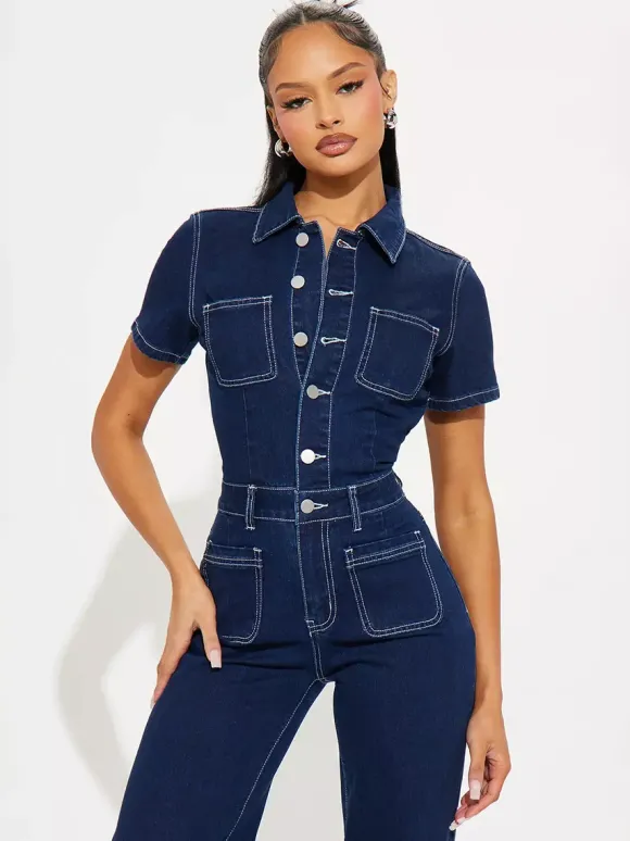 Combinaison en jean à coutures contrastées pour femme - Combinaison rétro bleu foncé délavée à manches courtes et jambes larges - Collection streetwear décontractée printemps 2026