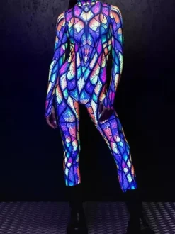 Combinaison moulante à manches longues zippée et col montant imprimée vitrail arc-en-ciel avec UV fluorescent style Zentai idéale pour les festivals et raves.