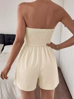 Combinaison-short beige sans bretelles à col cranté et dos smocké pour femme style décontracté d'été