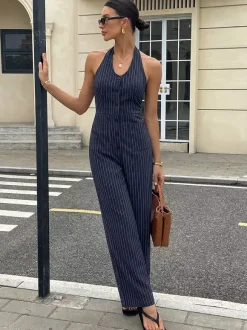 Combinaison-short bleu marine foncé à fines rayures verticales dos nu sans manches taille haute et jambes larges
