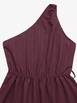 Combinaison-short d'été décontractée pour femme mauve asymétrique avec ceinture et tissu texturé à nouer à la taille.