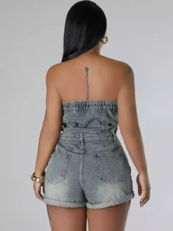 Combinaison-short d'été en jean bleu illusion sans bretelles et découpes
