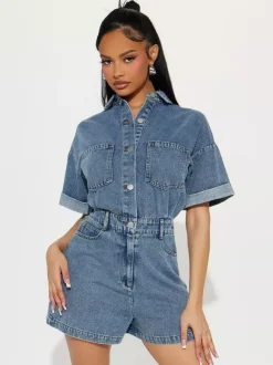 Combinaison-short en jean bleu foncé à col rabattu et manches courtes