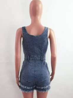 Combinaison short en jean bleu moyen décolleté plongeant ourlet effiloché coupe moulante sexy - Idéale pour les festivals d'été 2026