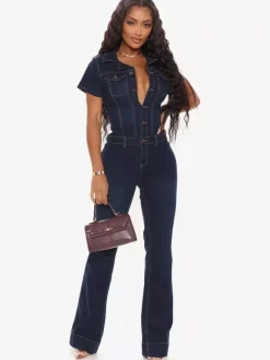 Combinaison-short en jean bleu foncé à col rabattu et manches courtes style été.